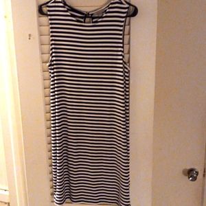 Striped dress to knee.